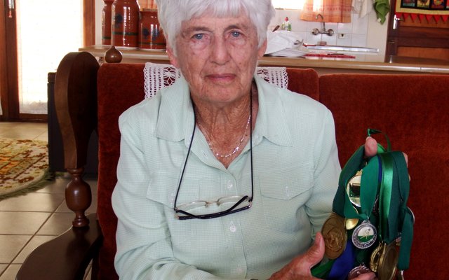 Hettie Lass (87) van De Kelders, met â€˜n deel van haar silwer- en goue rolbalmedaljes